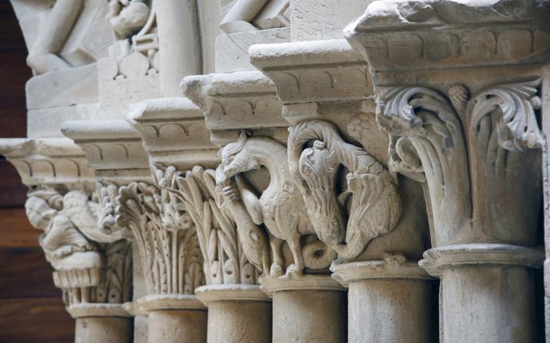 Capiteles de la portada Iglesia de San Cornelio y San Cipriano