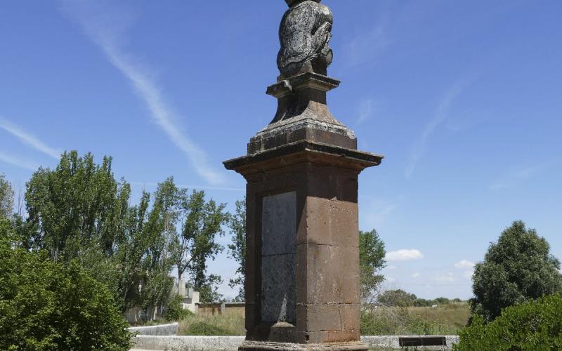 Monumento inicio de la Construcción del Canal de Castilla