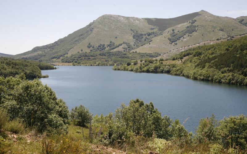 Panorámica del embalse de Ruesga