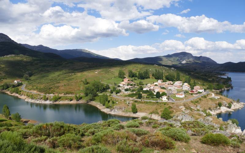 Panorámica de Camporredondo de Alba, Ruta de los Pantanos