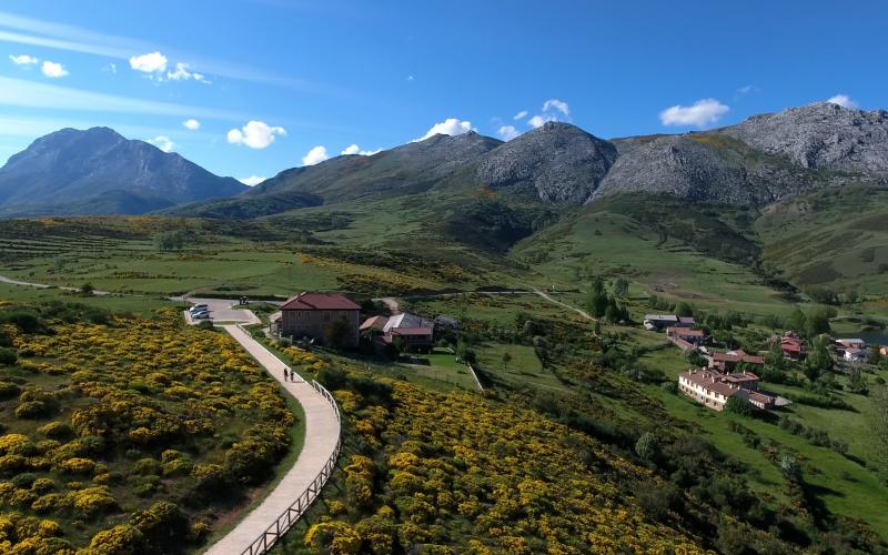 Ruta de los Pantanos, Alba de los Cardaños, al fondo el Espigüete