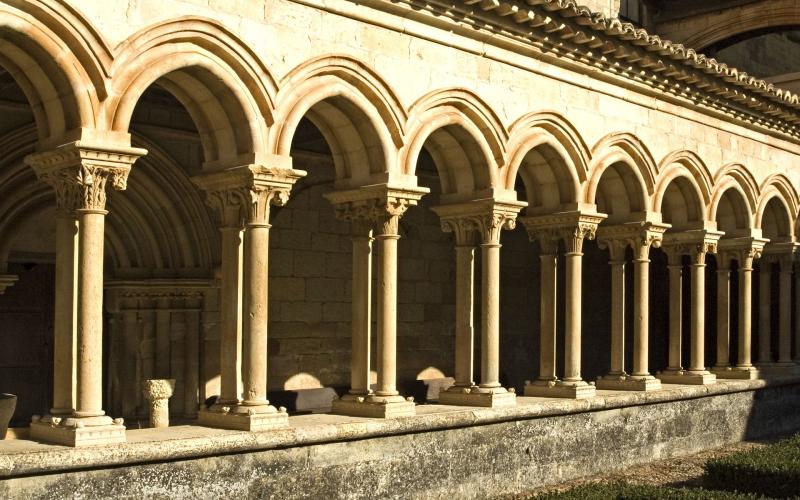 Arcadas de columnas geminadas del claustro de San Andrés de Arroyo