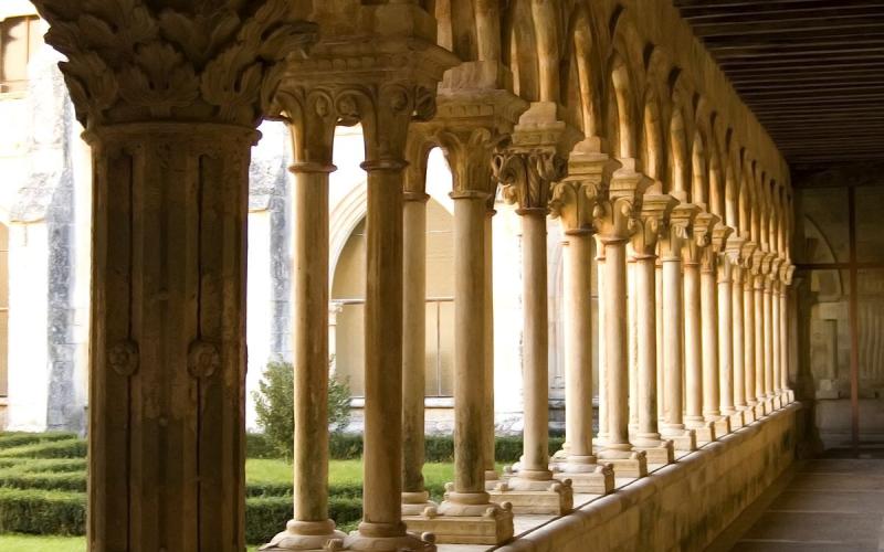 Arcada de columnas geminadas del claustro de San Andrés de Arroyo