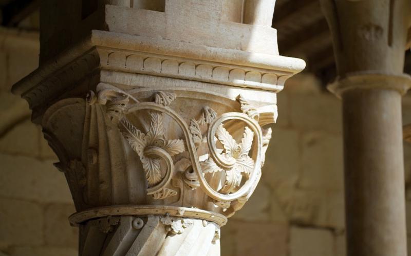 Detalle capitel claustro de San Andrés de Arroyo