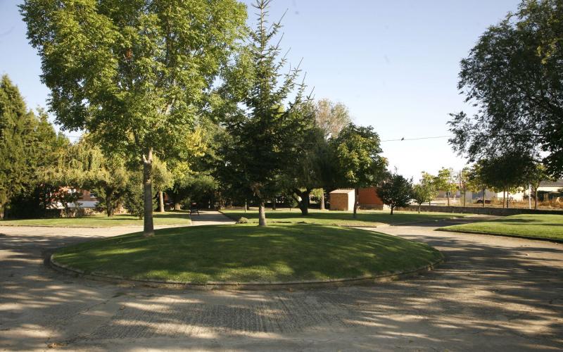 Parque a la entrada de San Cebrián de Campos desde Ribas de Campos