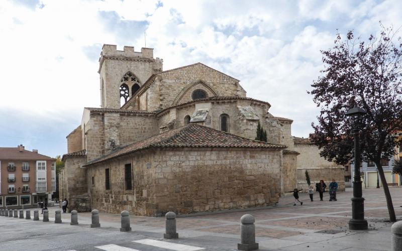 Panorámica del exterior de la iglesia de San Miguel 