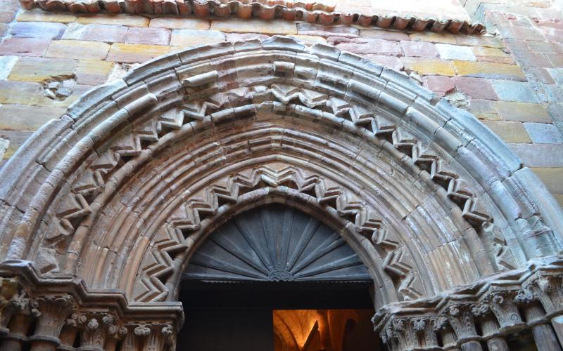 Detalle de la portada de Santa María de Mave