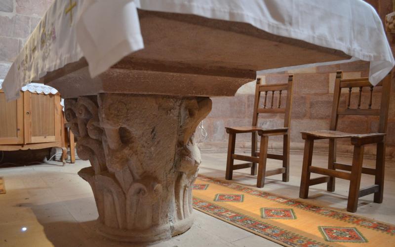 Detalle del altar de Santa María de Mave