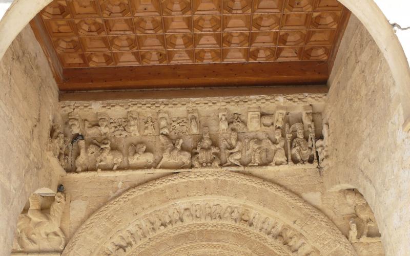 Friso de la portada de la portada de la Iglesia de Santa María del Camino