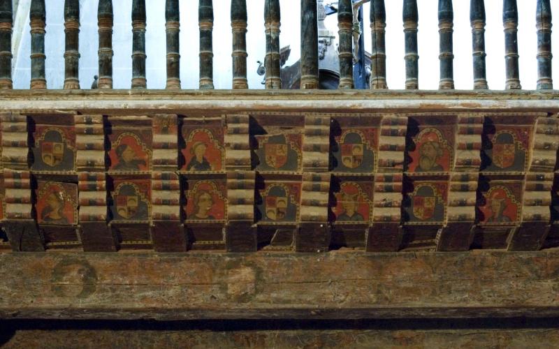 Cabezuelas decoradas de la tribuna de la Iglesia de San Juan Bautista