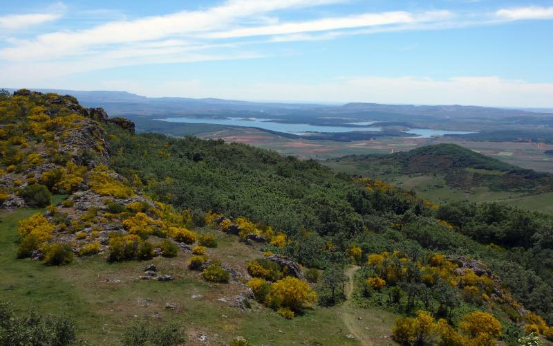 Montaña Palentina en la Senda de Ursi, al fondo pantano de Aguilar