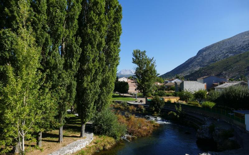 Senda de los Pescadores, al fondo el Curavacas, Velilla dle Río Carrión