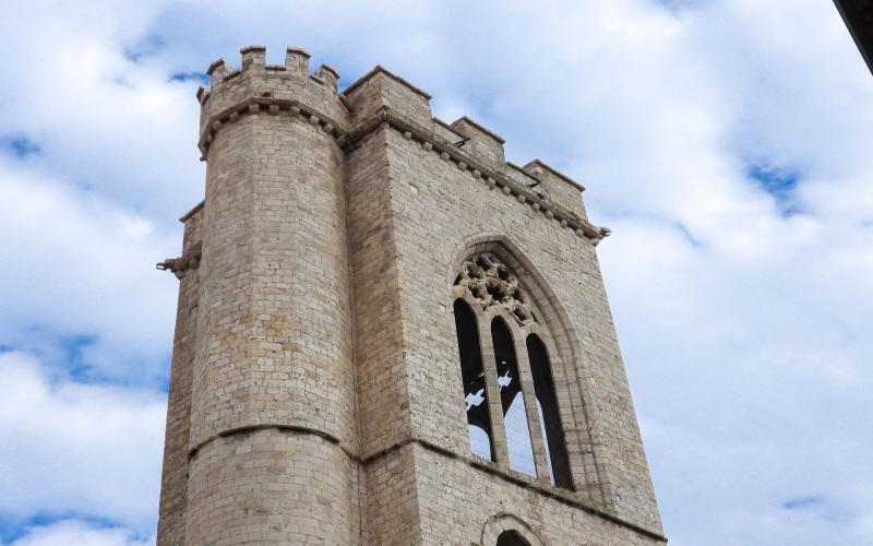 Detalle de la torre de la iglesia de San Miguel