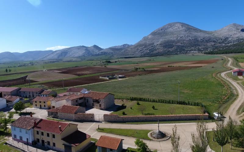 Traspeña de la Peña panorámica con montañas al fondo