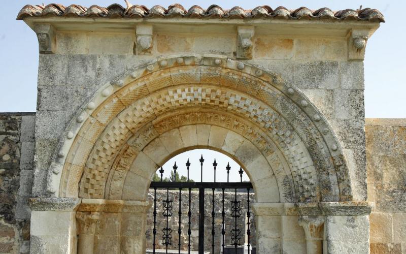 Portada del Cementerio de Vega de Bur