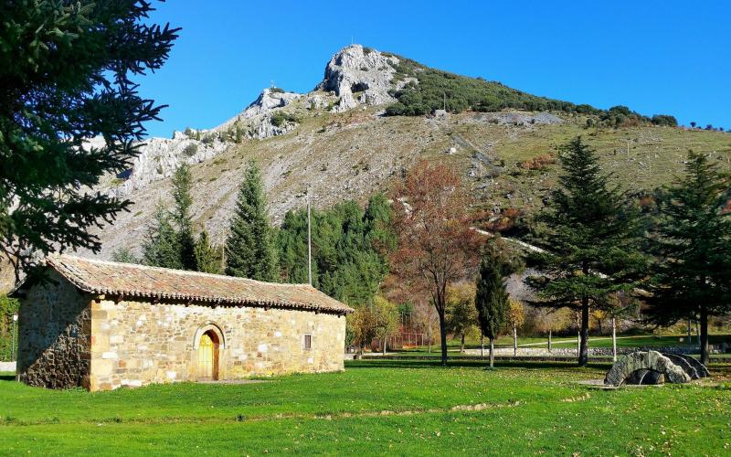 Ermita de San Juan de Fuentes Divinas, al fondo Montaña Palentina