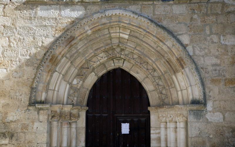 Portada de la Iglesia de San Miguel Arcángel, Vertavillo