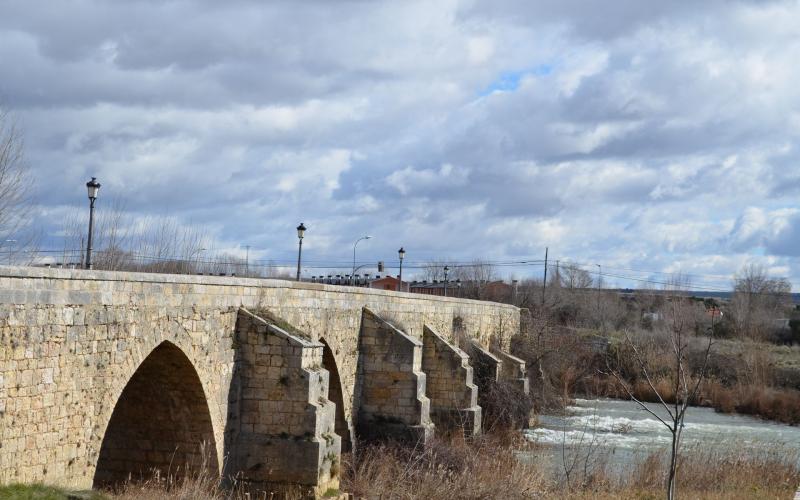 Puente gótico sobre el río Carrión