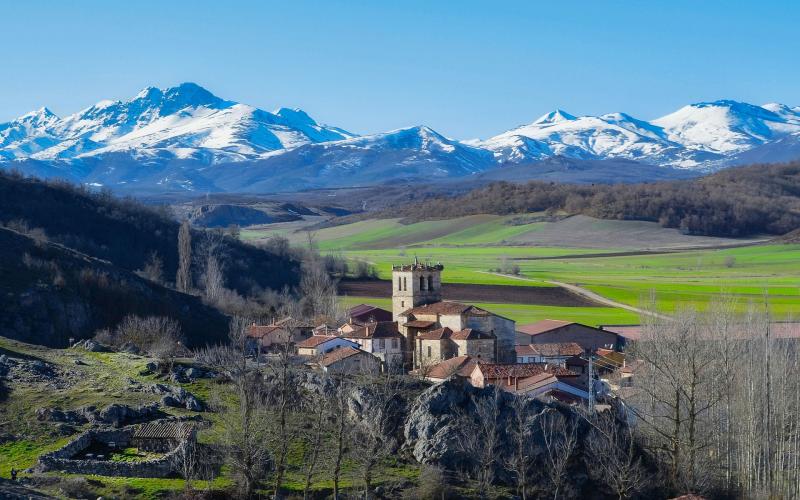 Pueblo de Barrio de Santa María con la Montaña Palentina