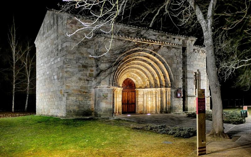 Iglesia de San Juan Bautista de Villanueva del Río Pisuerga en la noche